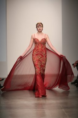 dany tabet Show'da model