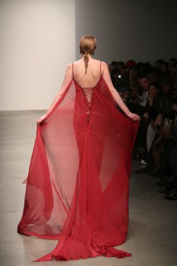 dany tabet Show'da model