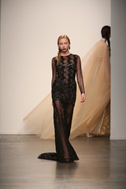 dany tabet Show'da model