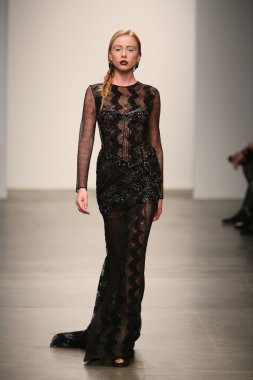 dany tabet Show'da model