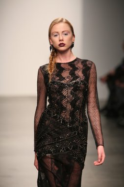 dany tabet Show'da model