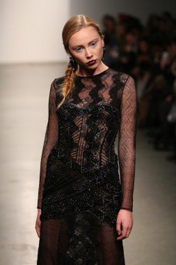 dany tabet Show'da model