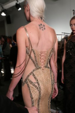 sahne arkasında tasarımcı dany tabet çalışır