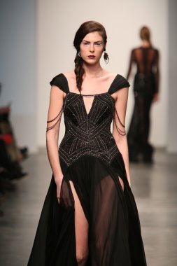 dany tabet Show'da model