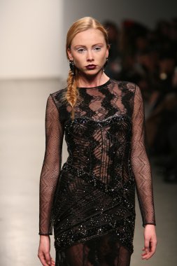 dany tabet Show'da model