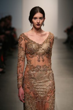 dany tabet Show'da model