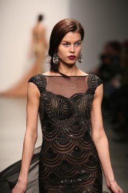 dany tabet Show'da model