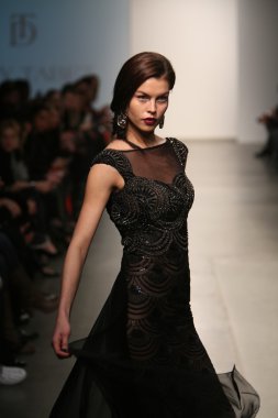 dany tabet Show'da model