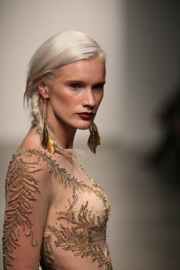dany tabet Show'da model