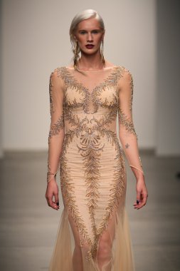 dany tabet Show'da model