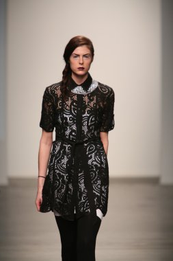 Modeli Gabrielle Arruda Haritayı pist yürür