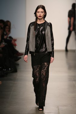 Modeli Gabrielle Arruda Haritayı pist yürür