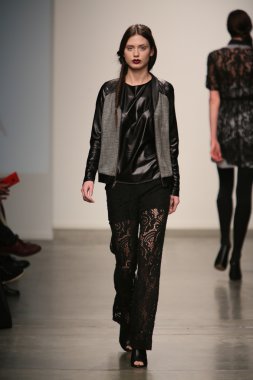 Modeli Gabrielle Arruda Haritayı pist yürür