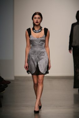 Modeli Gabrielle Arruda Haritayı pist yürür