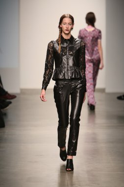 Modeli Gabrielle Arruda Haritayı pist yürür