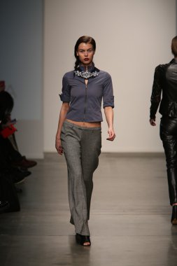 Modeli Gabrielle Arruda Haritayı pist yürür