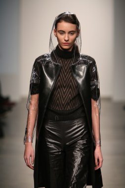 Modeli Gabrielle Arruda Haritayı pist yürür