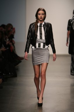 Modeli Gabrielle Arruda Haritayı pist yürür