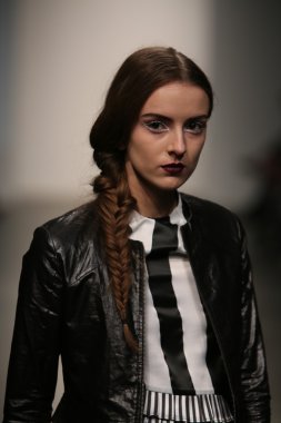 Modeli Gabrielle Arruda Haritayı pist yürür