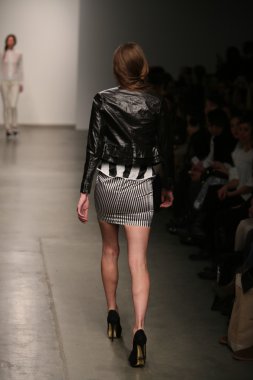 Modeli Gabrielle Arruda Haritayı pist yürür