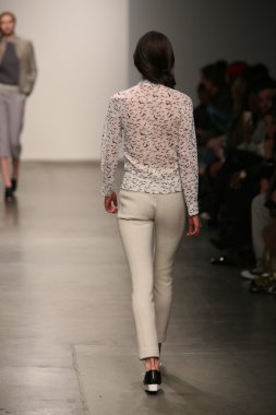 Modeli Gabrielle Arruda Haritayı pist yürür