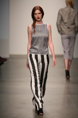 Modeli Gabrielle Arruda Haritayı pist yürür