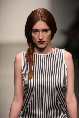 Modeli Gabrielle Arruda Haritayı pist yürür