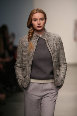 Modeli Gabrielle Arruda Haritayı pist yürür