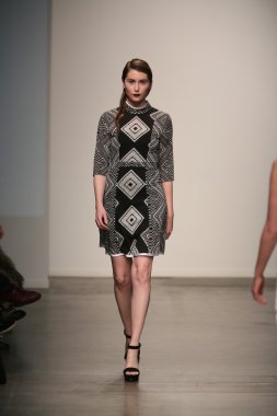 Modeli Gabrielle Arruda Haritayı pist yürür