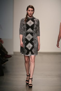 Modeli Gabrielle Arruda Haritayı pist yürür