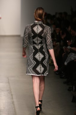 Modeli Gabrielle Arruda Haritayı pist yürür