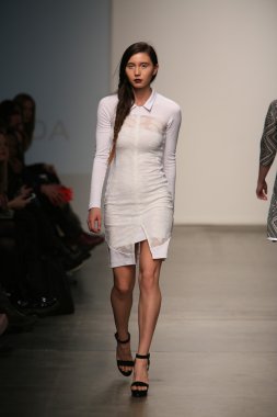 Modeli Gabrielle Arruda Haritayı pist yürür