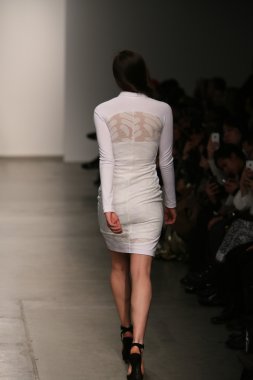 Modeli Gabrielle Arruda Haritayı pist yürür