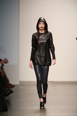 Modeli Gabrielle Arruda Haritayı pist yürür