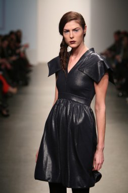 Modeli Gabrielle Arruda Haritayı pist yürür