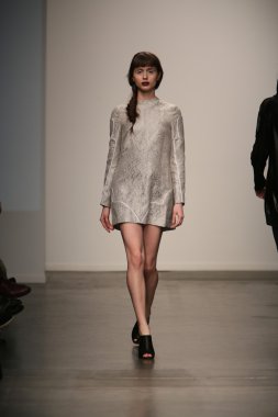 Modeli Gabrielle Arruda Haritayı pist yürür