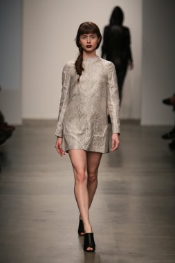 Modeli Gabrielle Arruda Haritayı pist yürür