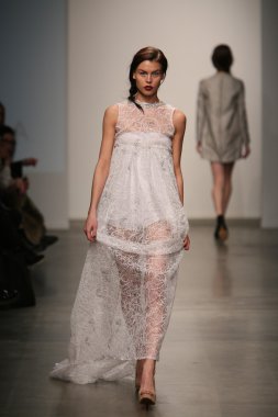 Modeli Gabrielle Arruda Haritayı pist yürür