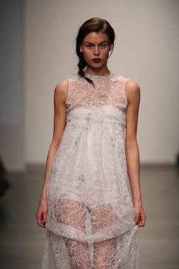 Modeli Gabrielle Arruda Haritayı pist yürür