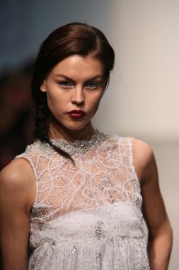 Modeli Gabrielle Arruda Haritayı pist yürür