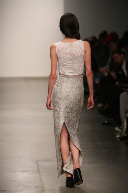 Modeli Gabrielle Arruda Haritayı pist yürür