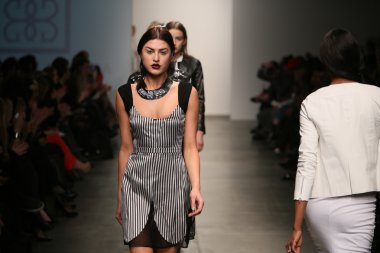 Modeli Gabrielle Arruda Haritayı pist yürür