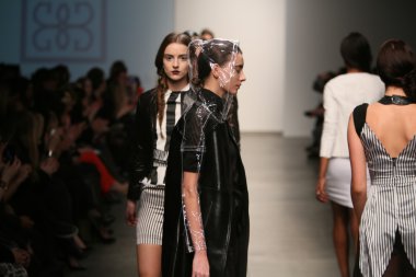 Modeli Gabrielle Arruda Haritayı pist yürür