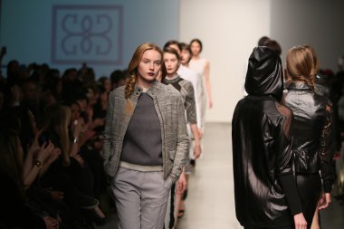 Modeli Gabrielle Arruda Haritayı pist yürür