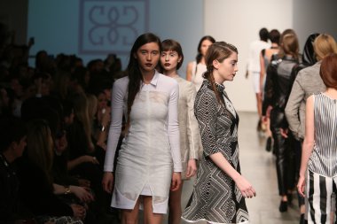 Modeli Gabrielle Arruda Haritayı pist yürür