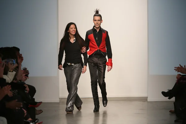 Designer Riza Manalo and model — Stock Photo, Image