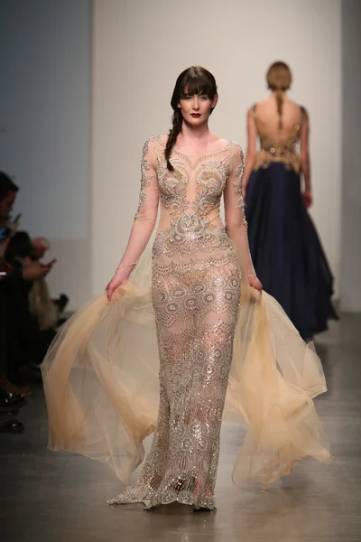 Model walks runway at Dany Tabet show — Stock Photo, Image