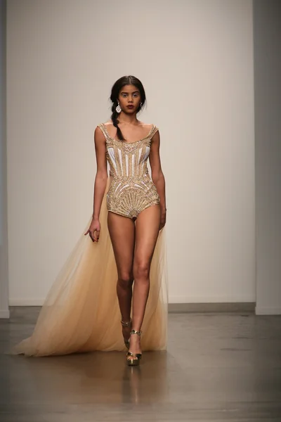 Modelo caminha pista em Dany Tabet show — Fotografia de Stock