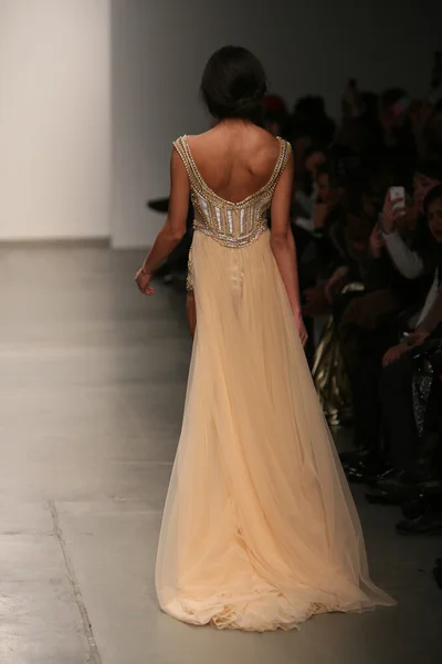 Modelo caminha pista em Dany Tabet show — Fotografia de Stock