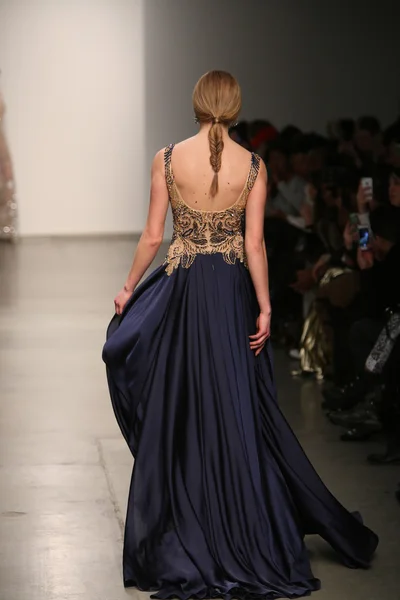 Modelo caminha pista em Dany Tabet show — Fotografia de Stock